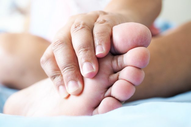 asiaticos-gordos-usan-manos-masajear-pies-dolor-musculos-pies-dolor-nervios_43520-215 pie diabetico